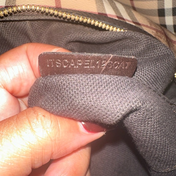 I’m selling my Burberry bag perfect for the fall - Picture 5 of 5